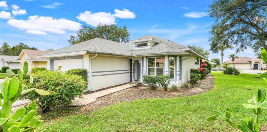 House in Leesburg, Florida 2 bedrooms, 150.69 sq.m. № 1687069