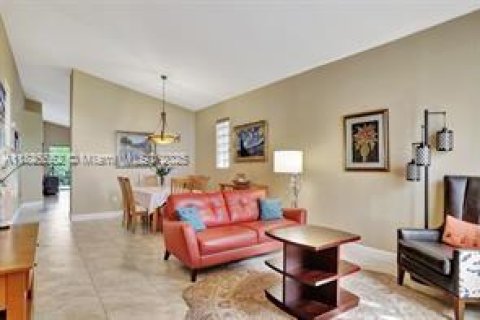 House in Coral Springs, Florida 4 bedrooms, 165.46 sq.m. № 1794173 - photo 2