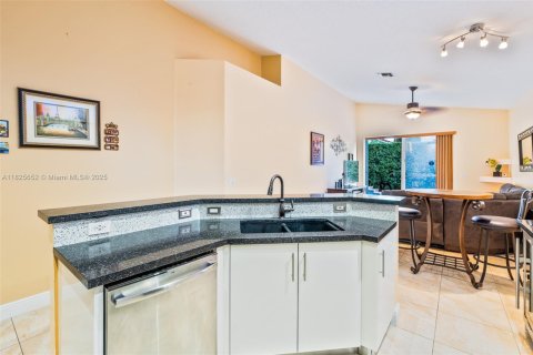 House in Coral Springs, Florida 4 bedrooms, 165.46 sq.m. № 1794173 - photo 6