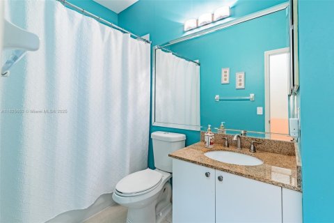 House in Coral Springs, Florida 4 bedrooms, 165.46 sq.m. № 1794173 - photo 15
