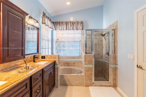 House in Coral Springs, Florida 4 bedrooms, 165.46 sq.m. № 1794173 - photo 23