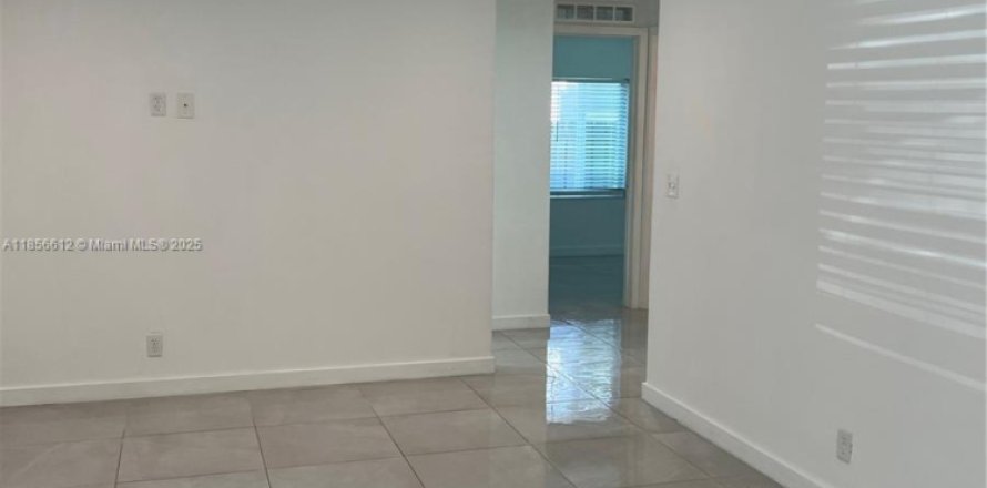 House in Fort Lauderdale, Florida 3 bedrooms, 89.19 sq.m. № 1878692