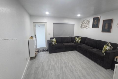 Villa ou maison à louer à West Park, Floride: 2 chambres, 92.9 m2 № 1977995 - photo 1