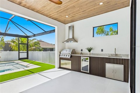 House in Cape Coral, Florida 3 bedrooms, 224.82 sq.m. № 2152271 - photo 26