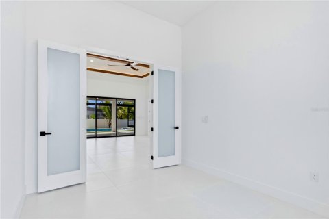 House in Cape Coral, Florida 3 bedrooms, 224.82 sq.m. № 2152271 - photo 15