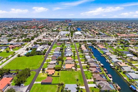 House in Cape Coral, Florida 3 bedrooms, 224.82 sq.m. № 2152271 - photo 5