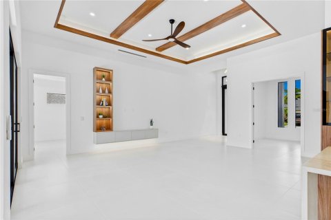 House in Cape Coral, Florida 3 bedrooms, 224.82 sq.m. № 2152271 - photo 12