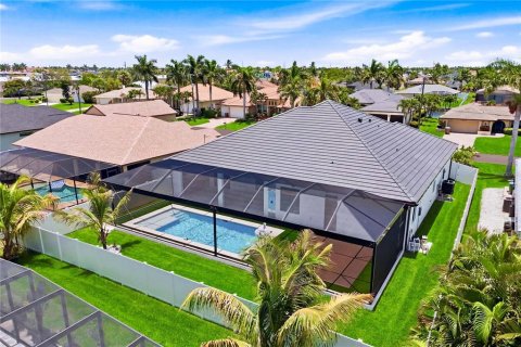 House in Cape Coral, Florida 3 bedrooms, 224.82 sq.m. № 2152271 - photo 6