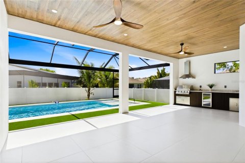 House in Cape Coral, Florida 3 bedrooms, 224.82 sq.m. № 2152271 - photo 25