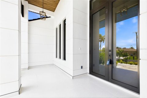 House in Cape Coral, Florida 3 bedrooms, 224.82 sq.m. № 2152271 - photo 9