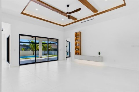 House in Cape Coral, Florida 3 bedrooms, 224.82 sq.m. № 2152271 - photo 11