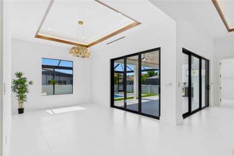 House in Cape Coral, Florida 3 bedrooms, 224.82 sq.m. № 2152271 - photo 24