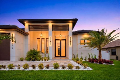 House in Cape Coral, Florida 3 bedrooms, 224.82 sq.m. № 2152271 - photo 8