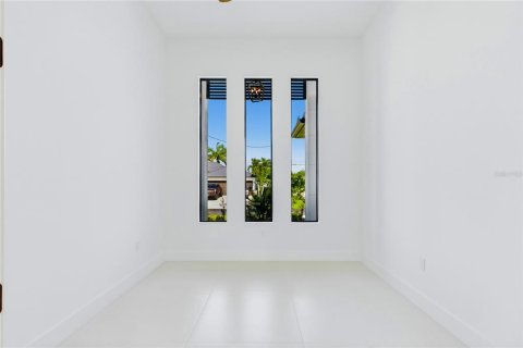 House in Cape Coral, Florida 3 bedrooms, 224.82 sq.m. № 2152271 - photo 14