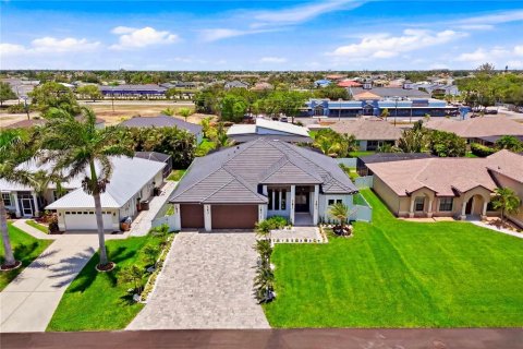 House in Cape Coral, Florida 3 bedrooms, 224.82 sq.m. № 2152271 - photo 7