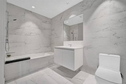 Condo in Miami, Florida, 4 bedrooms № 1989488 - photo 20