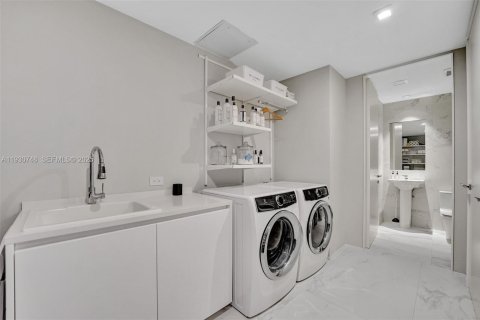 Condo in Miami, Florida, 4 bedrooms № 1989488 - photo 22