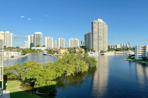 Condo in Aventura, Florida, 1 bedroom  № 1699364 - photo 1
