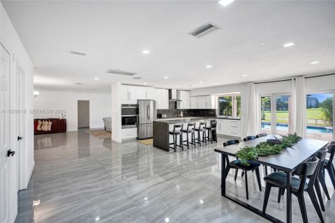 Villa ou maison à vendre à Hollywood, Floride: 6 chambres, 297.57 m2 № 1991523 - photo 13