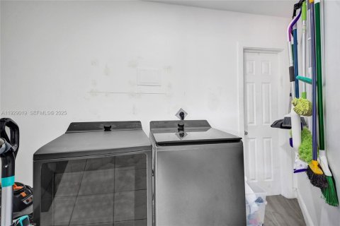 Villa ou maison à vendre à Hollywood, Floride: 6 chambres, 297.57 m2 № 1991523 - photo 28