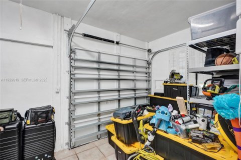 Villa ou maison à vendre à Hollywood, Floride: 6 chambres, 297.57 m2 № 1991523 - photo 29