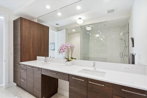 Condo in Saint Petersburg, Florida, 2 bedrooms  № 2395845 - photo 23