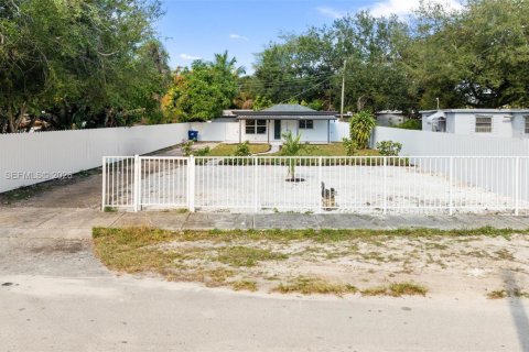 Casa en venta en Miami, Florida, 3 dormitorios, 80.82 m2 № 1994405 - foto 11