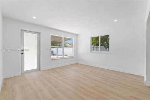 Casa en venta en Miami, Florida, 3 dormitorios, 80.82 m2 № 1994405 - foto 2