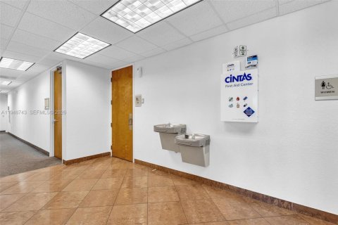 Propiedad comercial en venta en Davie, Florida № 2005312 - foto 20