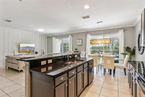 House in Davenport, Florida 6 bedrooms, 292.55 sq.m. № 2213767 - photo 20