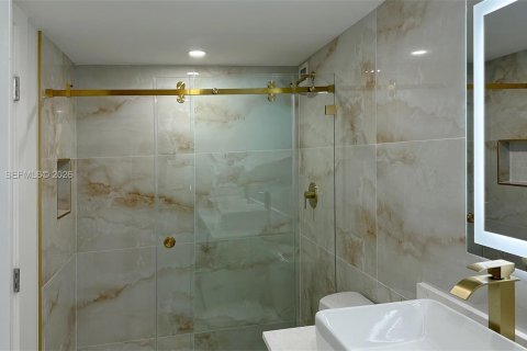 Condo in Aventura, Florida, 2 bedrooms  № 2001518 - photo 8