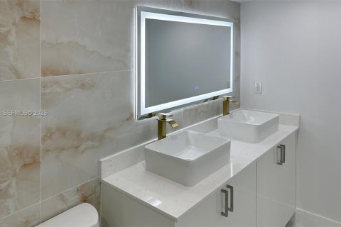 Condo in Aventura, Florida, 2 bedrooms  № 2001518 - photo 10
