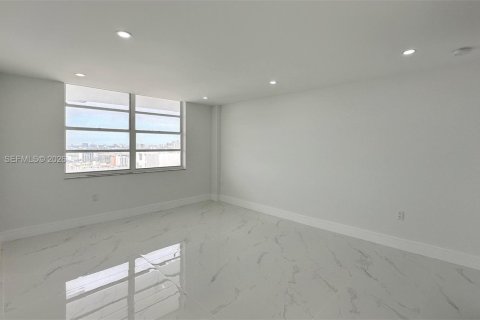 Condo in Aventura, Florida, 2 bedrooms  № 2001518 - photo 13