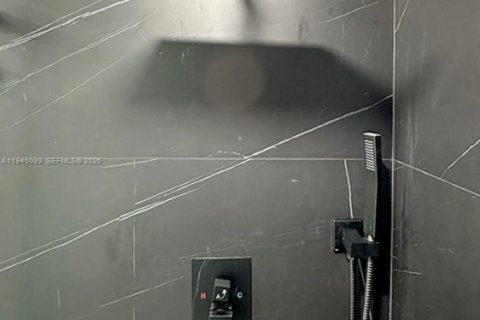 Condo in Aventura, Florida, 2 bedrooms  № 2001518 - photo 18