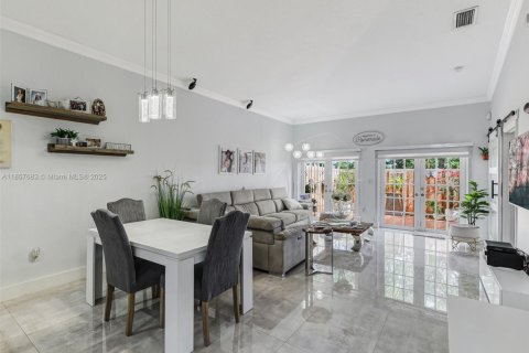 Casa en venta en Miami, Florida, 3 dormitorios, 114.64 m2 № 1881753 - foto 3