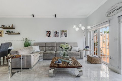 Casa en venta en Miami, Florida, 3 dormitorios, 114.64 m2 № 1881753 - foto 6