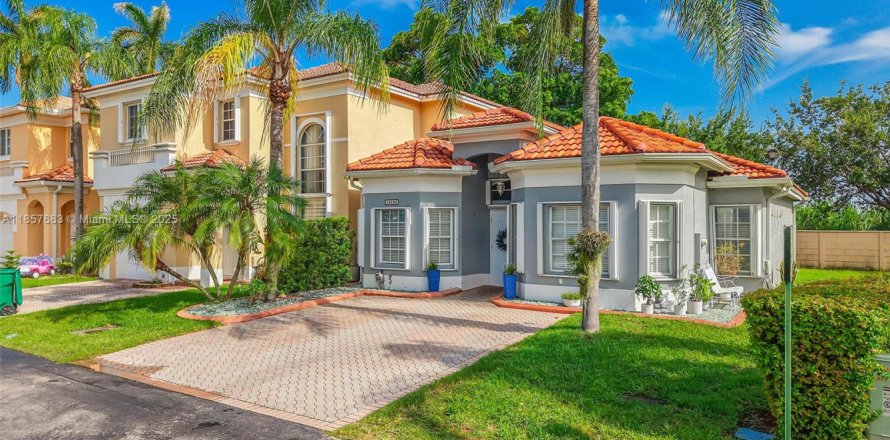 House in Miami, Florida 3 bedrooms, 114.64 sq.m. № 1881753