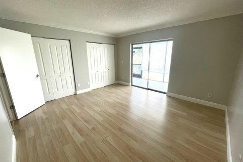 Condo in Boynton Beach, Florida, 1 bedroom № 2088345 - photo 14