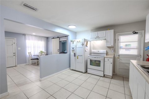 Casa en venta en Tampa, Florida, 3 dormitorios, 95.22 m2 № 1905460 - foto 12