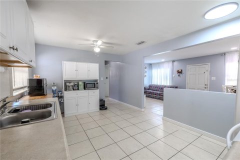 Casa en venta en Tampa, Florida, 3 dormitorios, 95.22 m2 № 1905460 - foto 11