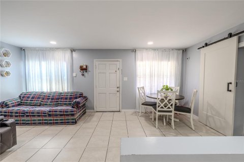 Casa en venta en Tampa, Florida, 3 dormitorios, 95.22 m2 № 1905460 - foto 7