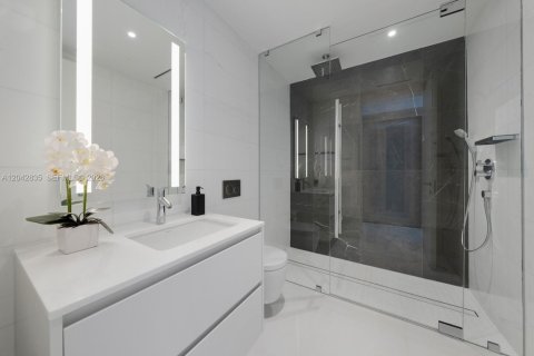 Condo in Miami, Florida, 5 bedrooms  № 2182014 - photo 27