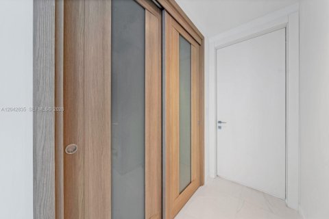 Condo in Miami, Florida, 5 bedrooms  № 2182014 - photo 26