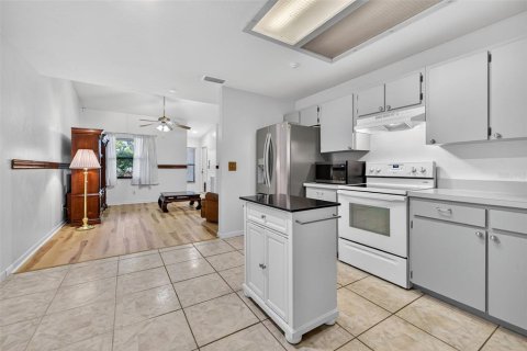 House in Saint Petersburg, Florida 2 bedrooms, 94.57 sq.m. № 2196999 - photo 12