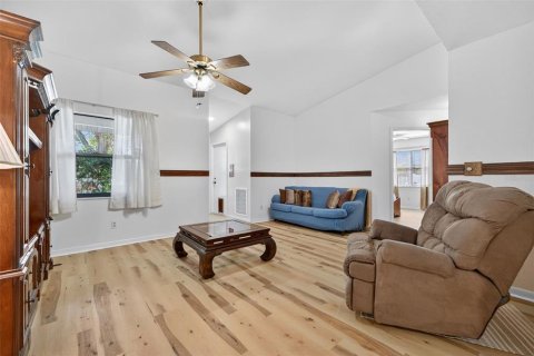 House in Saint Petersburg, Florida 2 bedrooms, 94.57 sq.m. № 2196999 - photo 4