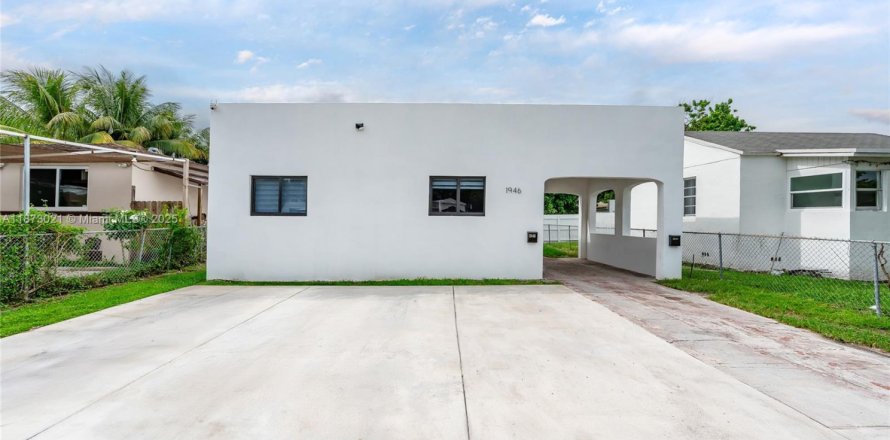 Propiedad comercial en Miami, Florida 149.85 m2 № 1897880