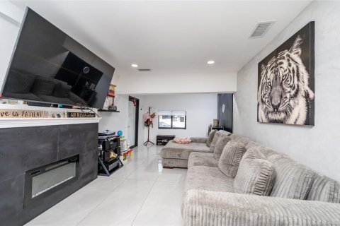 Propiedad comercial en venta en Miami, Florida, 149.85 m2 № 1897880 - foto 9