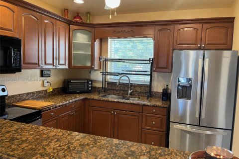 Condo in Palm Springs, Florida, 1 bedroom  № 2033093 - photo 9