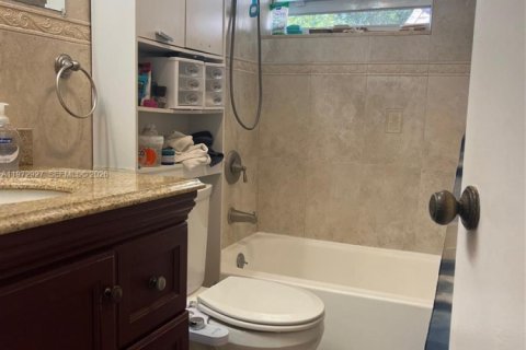 Condo in Palm Springs, Florida, 1 bedroom  № 2033093 - photo 19
