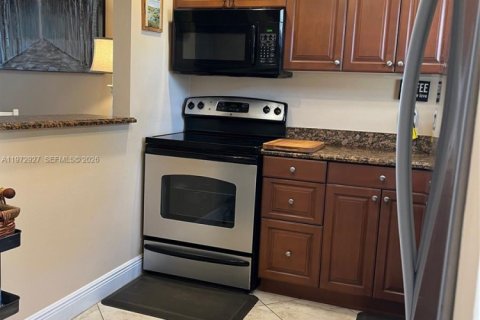 Condo in Palm Springs, Florida, 1 bedroom  № 2033093 - photo 11